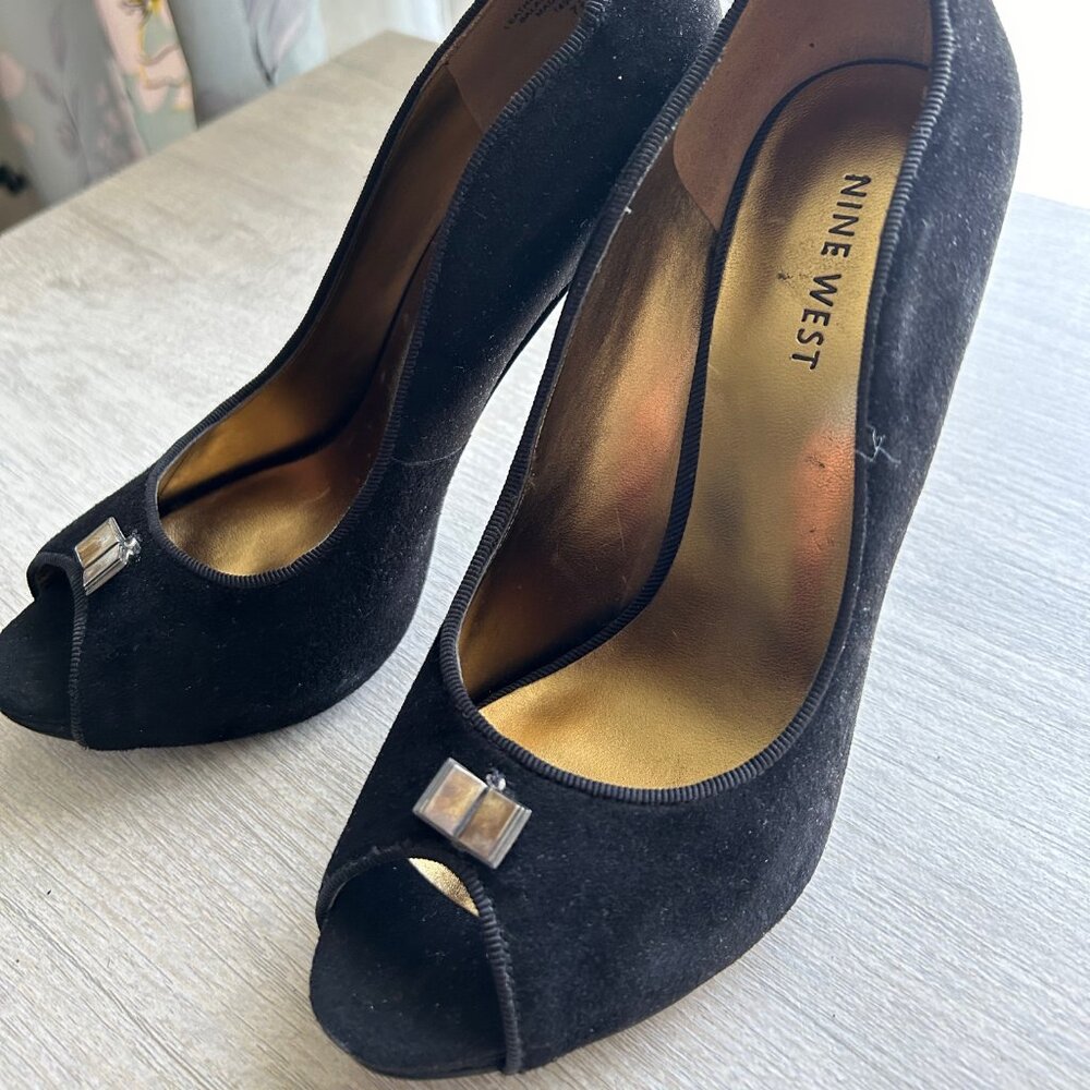 CUTE Nine West Women’s Black Velvet Pumps, great condition!